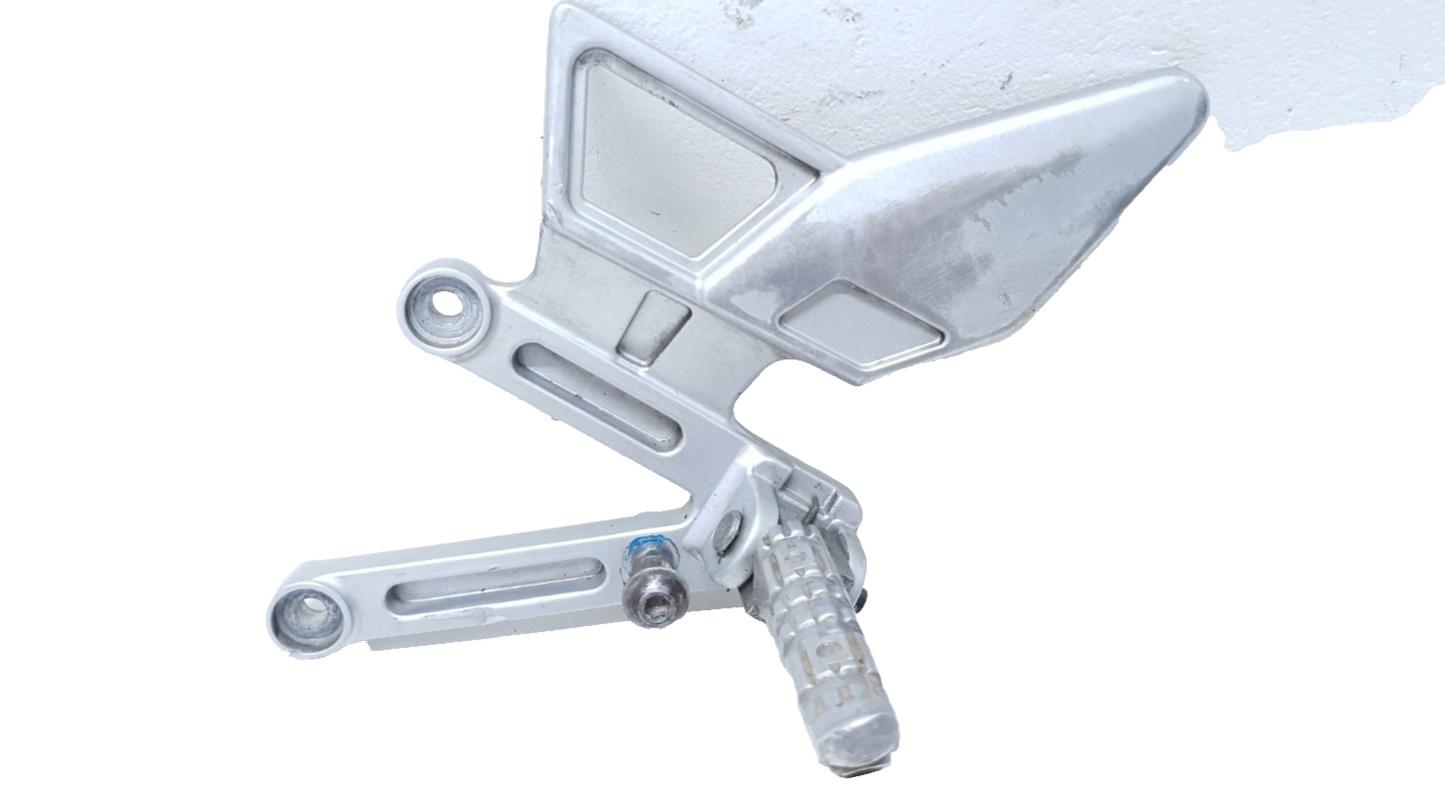 Repose-pied avant droit 1-2 Yamaha TZR 50 2008 n°4 Réf : 5WXF744200LK