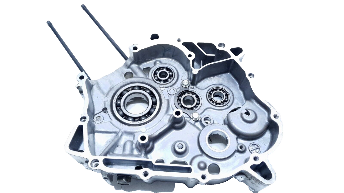 carter moteur central droit Honda CBR 125 2004 n°2 Réf : 11100-KPP-860
