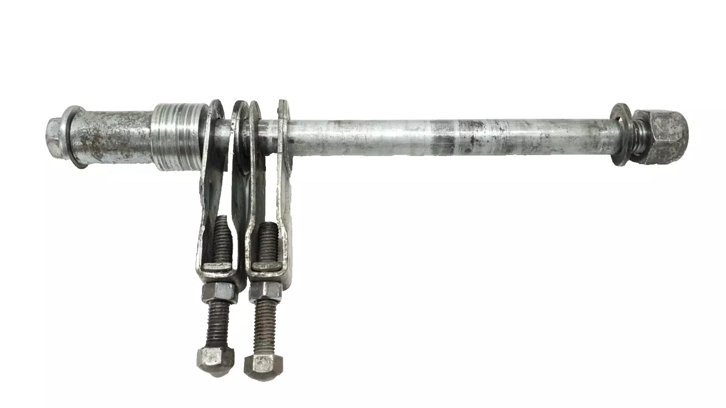 Axe de roue arrière Suzuki GN 125 2001 Réf : 64711-05310-000