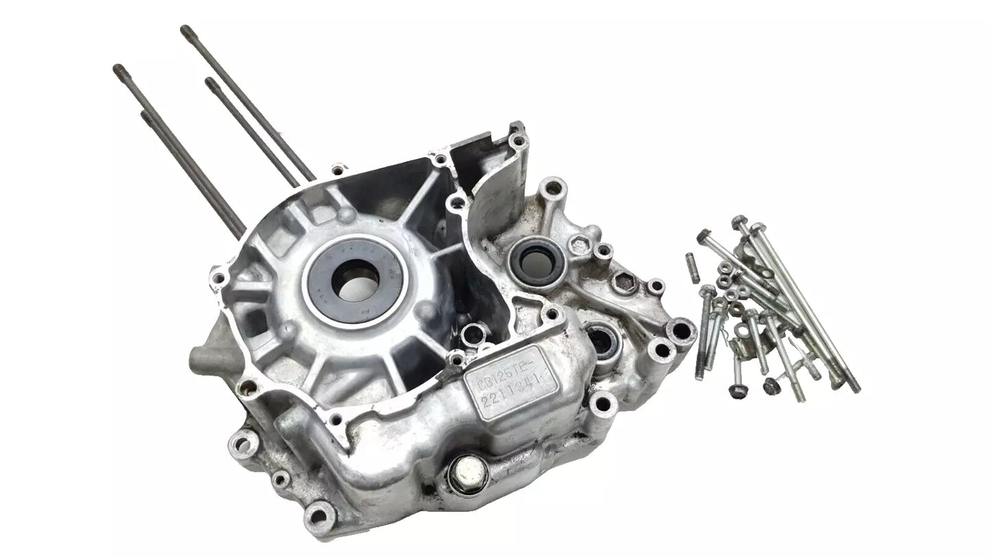 Carter moteur central gauche Honda CB 125 Twin 1979 Réf : 11200-399-000