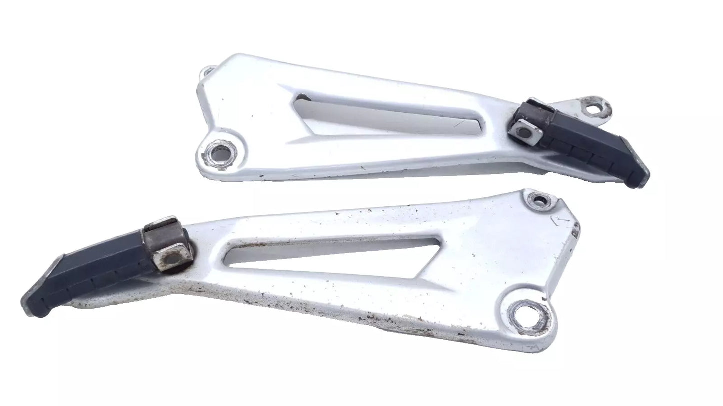 Reposes pieds arrière Yamaha YBR 125 2005 n°2 Réf : 5VL-F7452-00-00