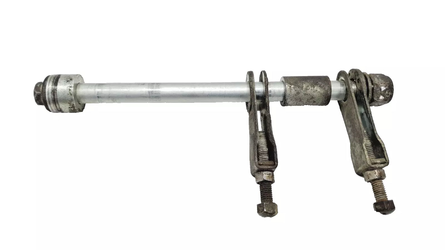 Axe de roue arrière Suzuki TU-X 125 1999-2001 Réf : 64711-05310-000