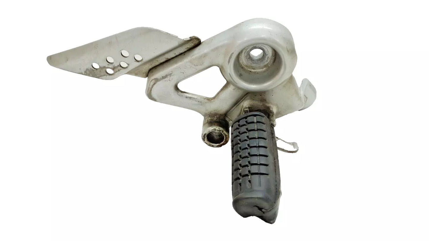 Repose pied avant droit Honda CBF 125 2012 Réf : 50701-KWF-900