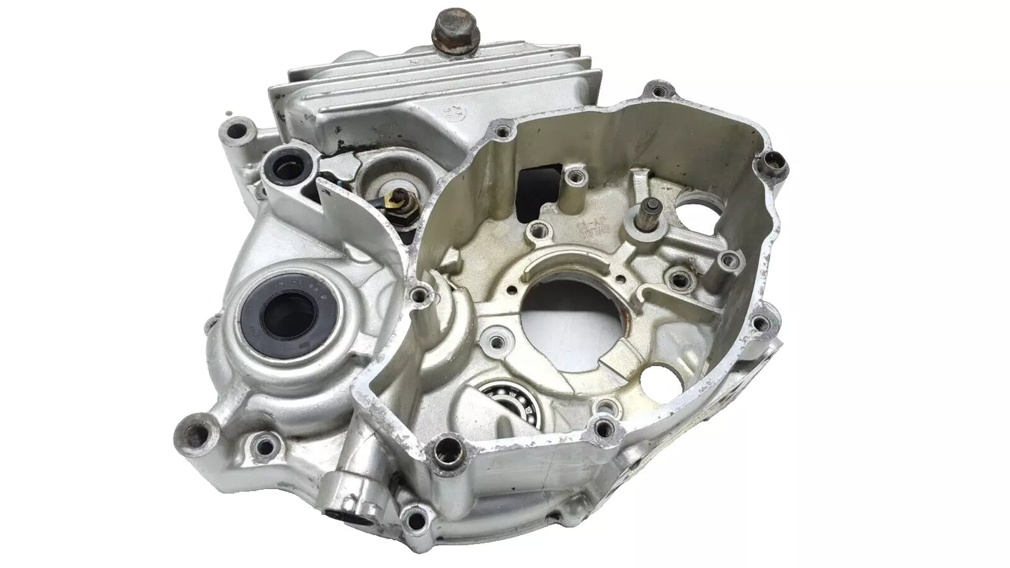 Carter moteur central gauche 1/2 Yamaha XT125R 2005 Réf : 5HH-E5150-01-00