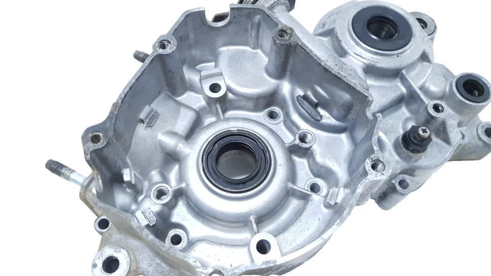 Carter moteur central gauche Yamaha DT125LC 1987 n°21 Réf : 10V-15111-01-00