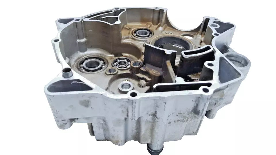 Carter moteur central gauche Yamaha YBR 125 2006 n°3 Réf : 5VL-E5111-10-00