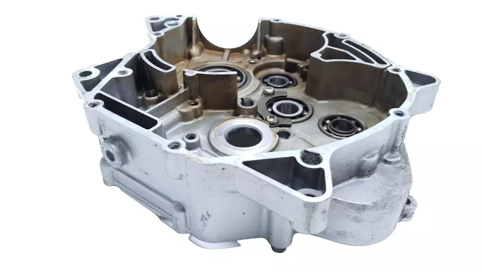 Carter moteur central droit Yamaha YBR 125 2006 n°3 Réf : 5VL-E5121-00-00
