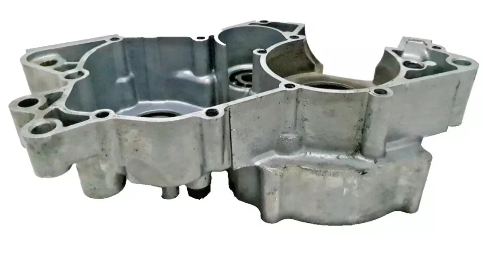 Carter moteur central gauche Yamaha DT125LC 1987 n°2 Réf : 10V-15111-01-00