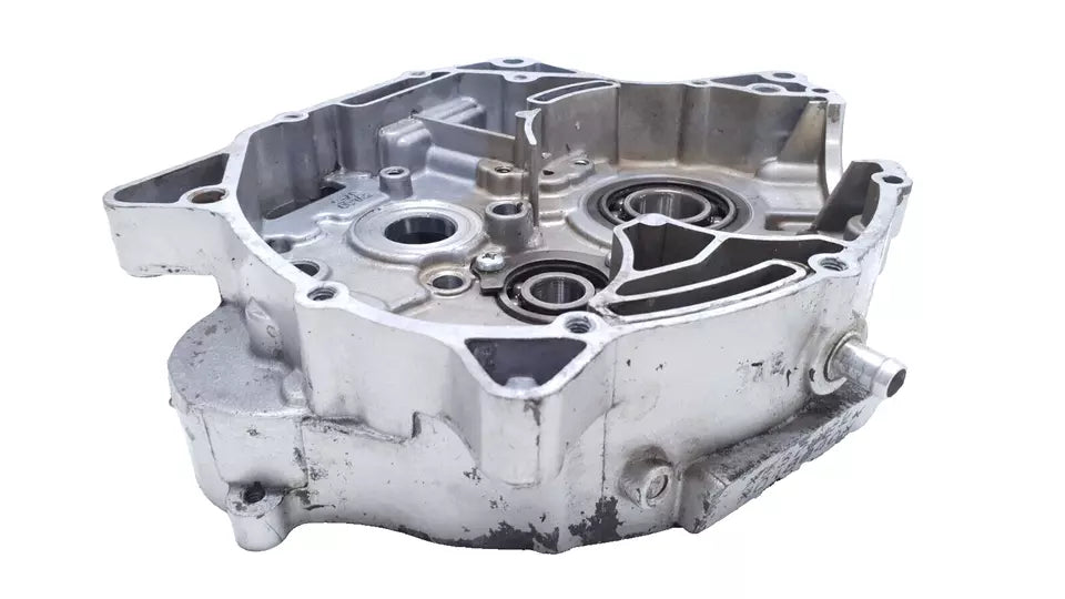 Carter moteur central droit Yamaha YBR 125 2005 n°2 Réf : 5VL-E5121-01-00