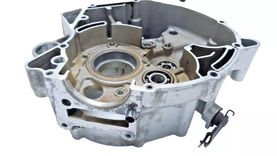 Carter moteur central gauche Yamaha YBR 125 2006 n°3 Réf : 5VL-E5111-10-00