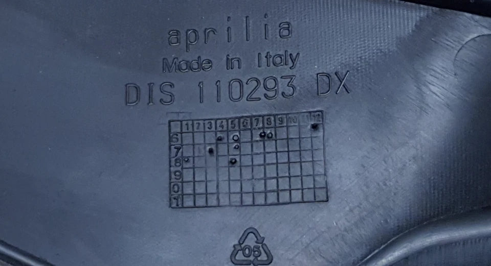 Carénage de selle droit Aprilia RS 50 2010 Réf : 00H04419771