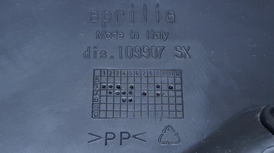 Carénage de grille de radiateur gauche Aprilia RS 50 2010 Réf : 00H01803161