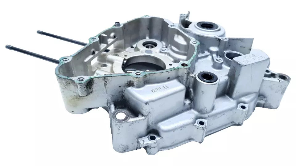 Carter moteur central gauche Honda CBR 125 2004 n°2 Réf : 11200-KTY-D30