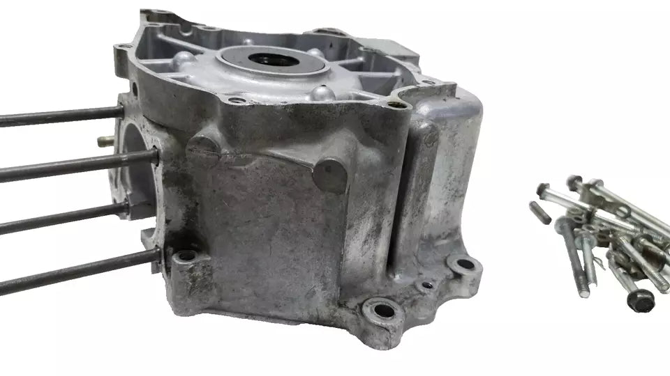 Carter moteur central gauche Honda CB 125 Twin 1979 Réf : 11200-399-000