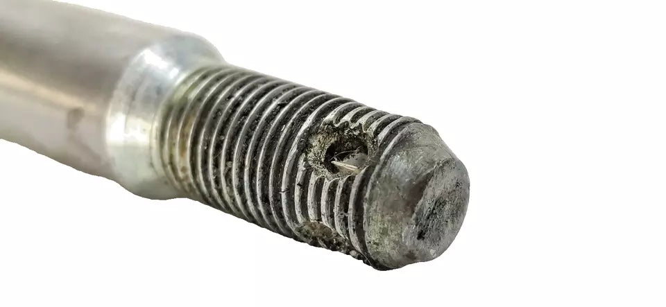 Axe de roue avant Suzuki 600 DR 1985-1989 Réf : 54711-14A01-000