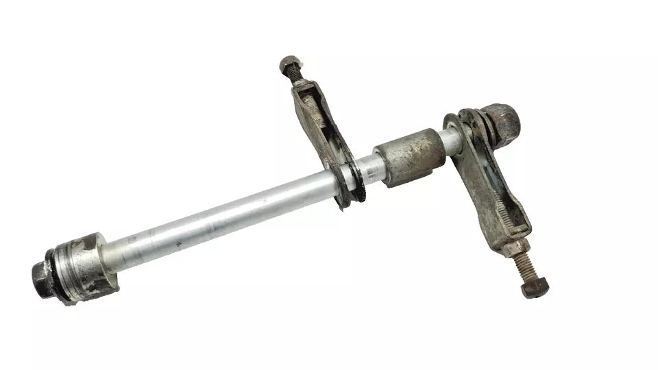 Axe de roue arrière Suzuki TU-X 125 1999-2001 Réf : 64711-05310-000