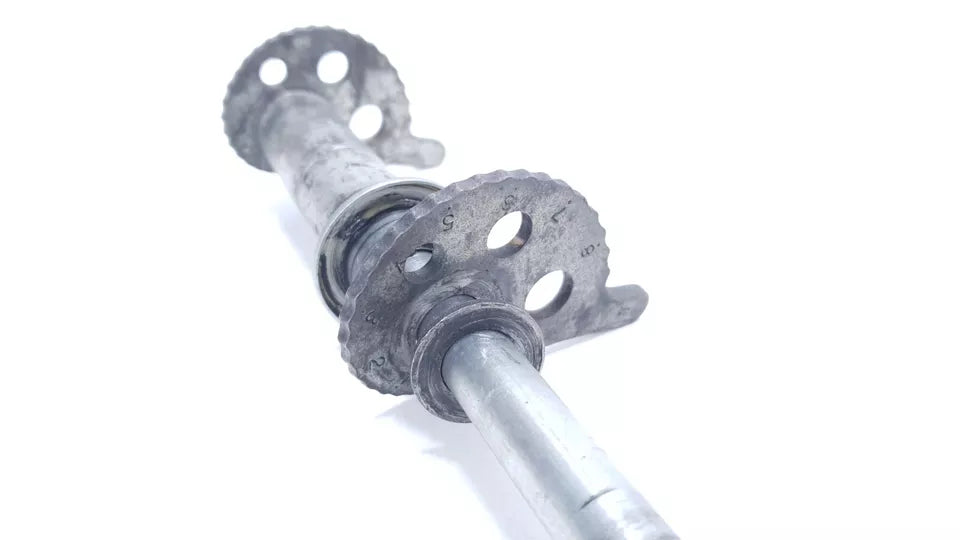 Axe de roue arrière Yamaha DT125LC 1987 n°16 Réf 37F-25381-00-00