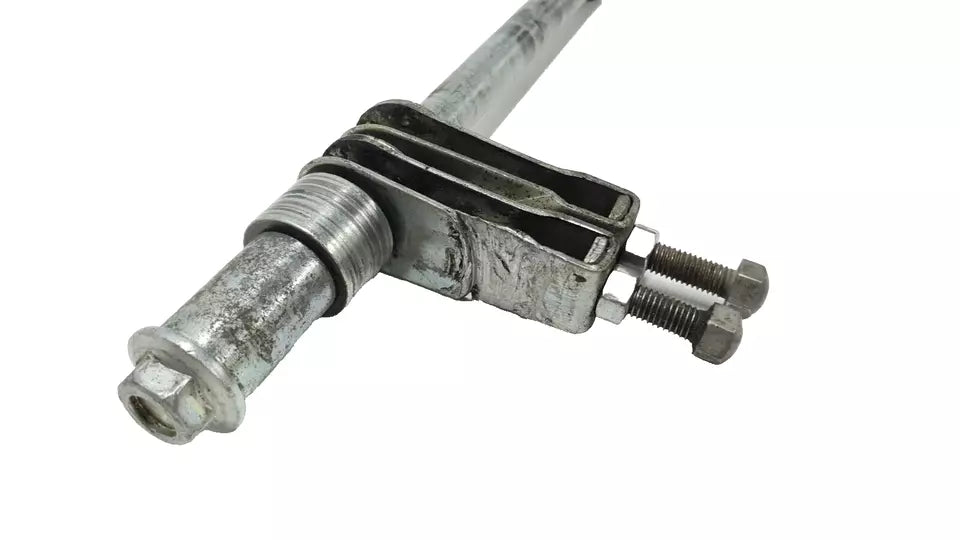 Axe de roue arrière Suzuki GN 125 2001 Réf : 64711-05310-000