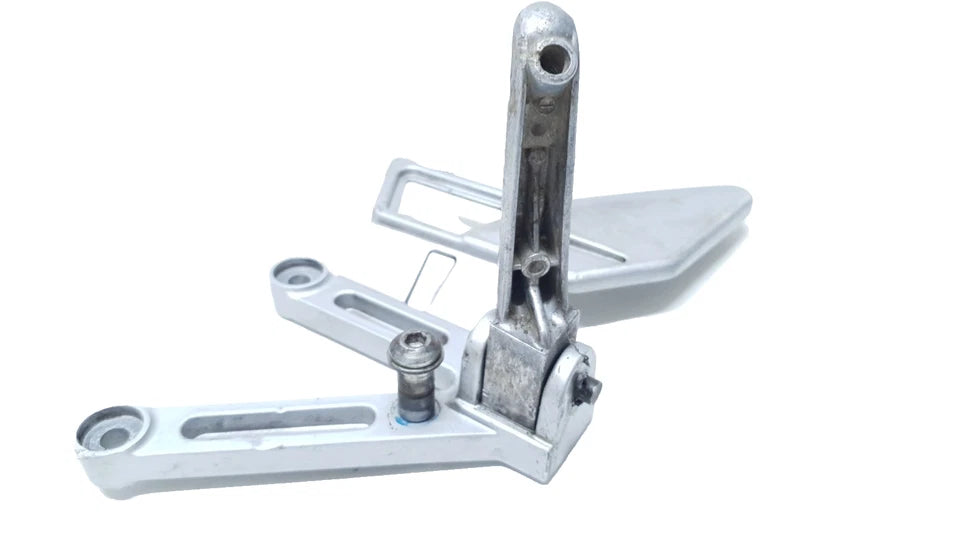 Repose-pied avant droit 1-2 Yamaha TZR 50 2008 n°4 Réf : 5WXF744200LK
