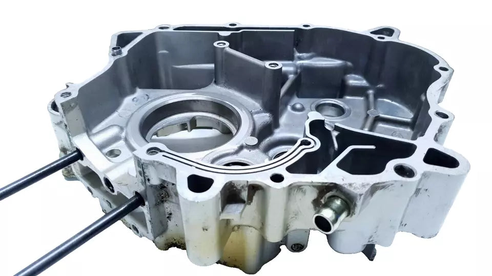 Carter moteur central gauche Honda CBR 125 2004 n°2 Réf : 11200-KTY-D30