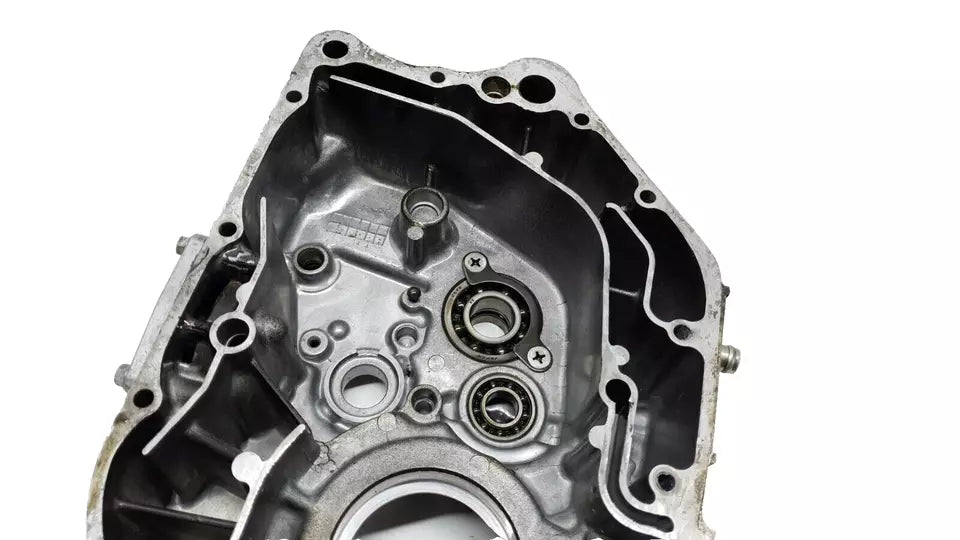 Carter moteur central gauche Suzuki 125 DR 1985 Réf : 11300-42A00-000