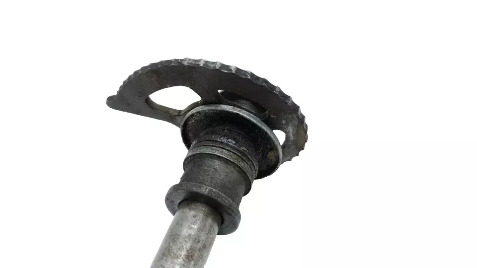 Axe de roue arrière & tendeurs Suzuki 125 DR 1985 Réf : 64711-44A11-000