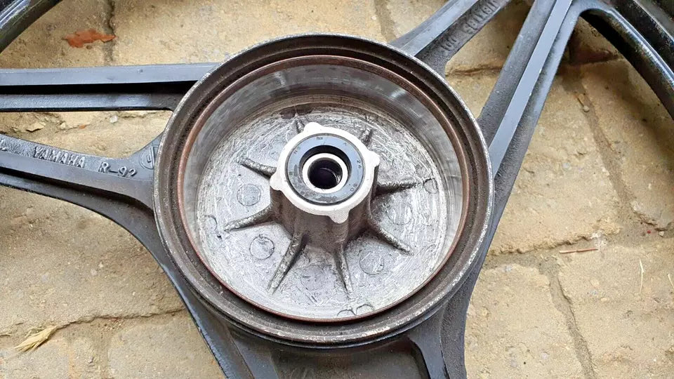Roue arrière Yamaha YBR 125 2005 Réf : 4GU-F5338-10-33