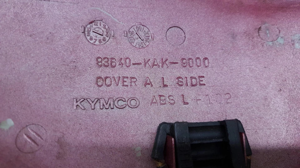 Carénage arrière gauche Kymco Zing 125 1997 Réf : 83640KKAK900BJP