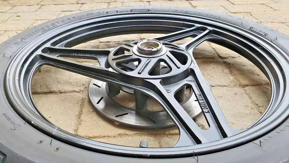 Roue avant Yamaha YBR 125 2005 Réf : 4GU-F5168-10-33