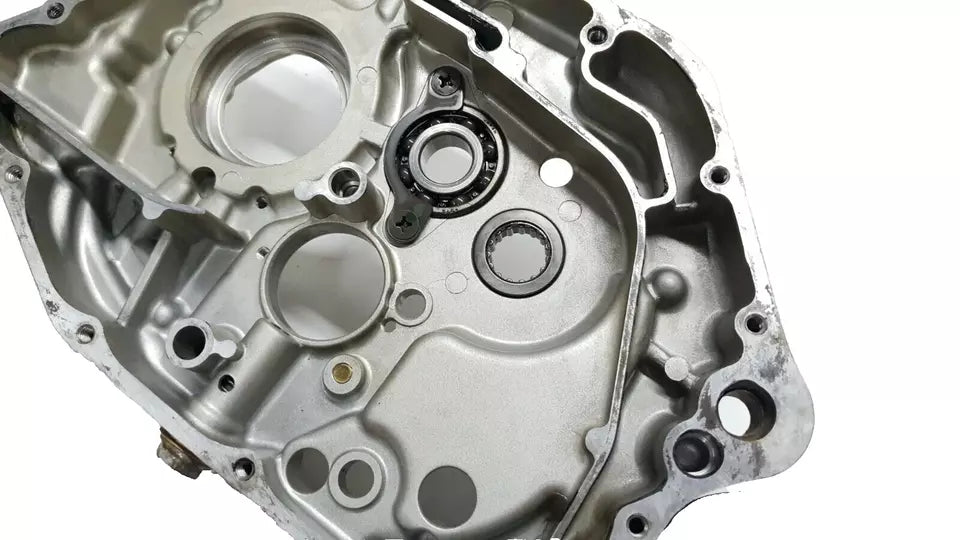 Carter moteur central droit Suzuki GN125 1982-2001 Réf : 11300-05305-000