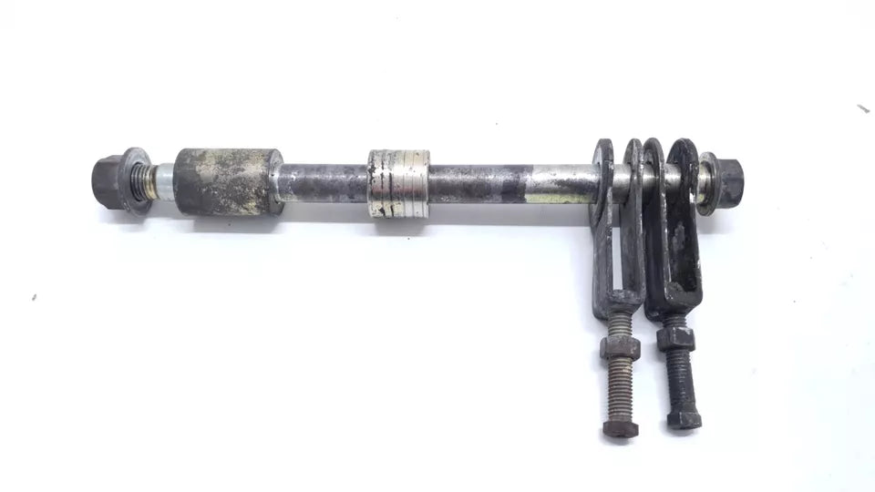 Axe de roue arrière Yamaha YBR 125 2006 n°2 Réf : 5VLF53810100