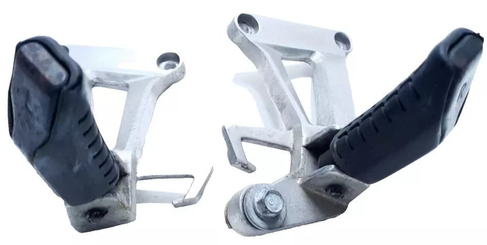 Repose-pieds arrière Honda CBR 125 2004 n°2 Réf : 50715-KPP-860