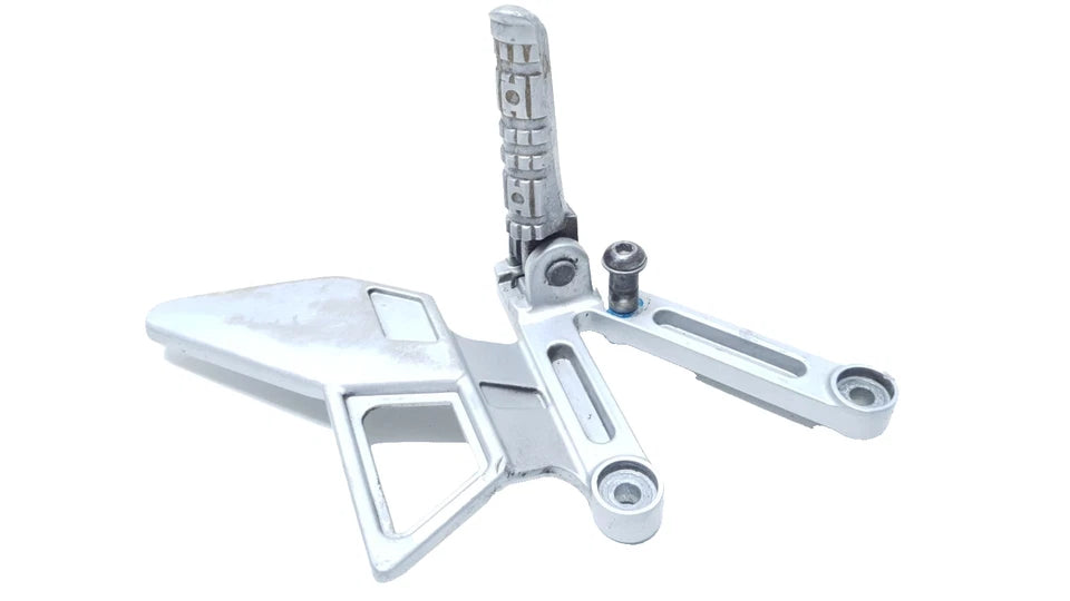 Repose-pied avant droit 1-2 Yamaha TZR 50 2008 n°4 Réf : 5WXF744200LK