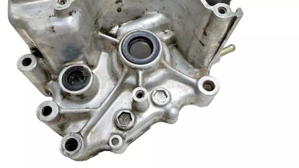 Carter moteur central gauche Honda CB 125 Twin 1979 Réf : 11200-399-000