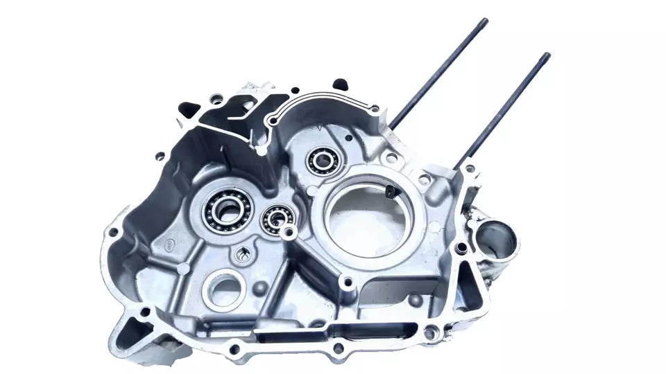 Carter moteur central gauche Honda CBR 125 2004 n°2 Réf : 11200-KTY-D30