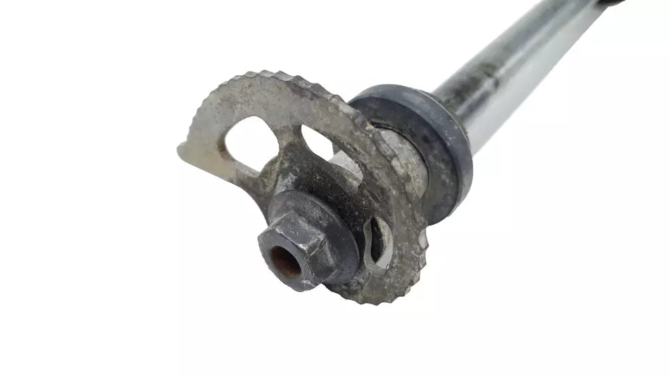 Axe de roue arrière Suzuki 600 DR 1989 Réf : 64711-44B10-000