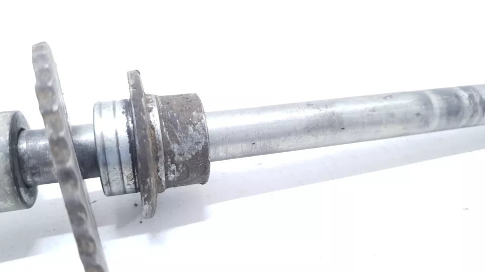 Axe de roue arrière Yamaha DT125LC 1983 n°2