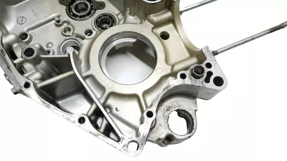 Carter moteur central gauche Suzuki GN125 1982-2001 Réf : 11300-05305-000
