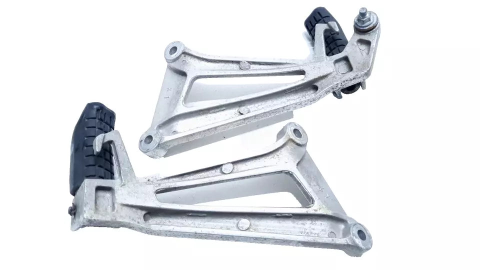 Repose-pieds arrière Honda CBR 125 2004 n°2 Réf : 50715-KPP-860