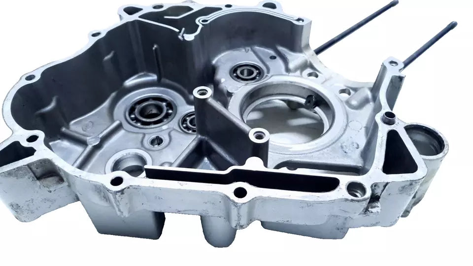 Carter moteur central gauche Honda CBR 125 2004 n°2 Réf : 11200-KTY-D30