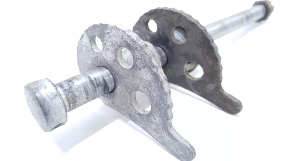 Axe de roue arrière Yamaha DT125LC 1983 n°2