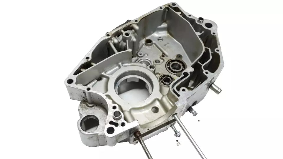 Carter moteur central gauche Suzuki TU-X 125 1999-2001 Réf : 11300-05305-000