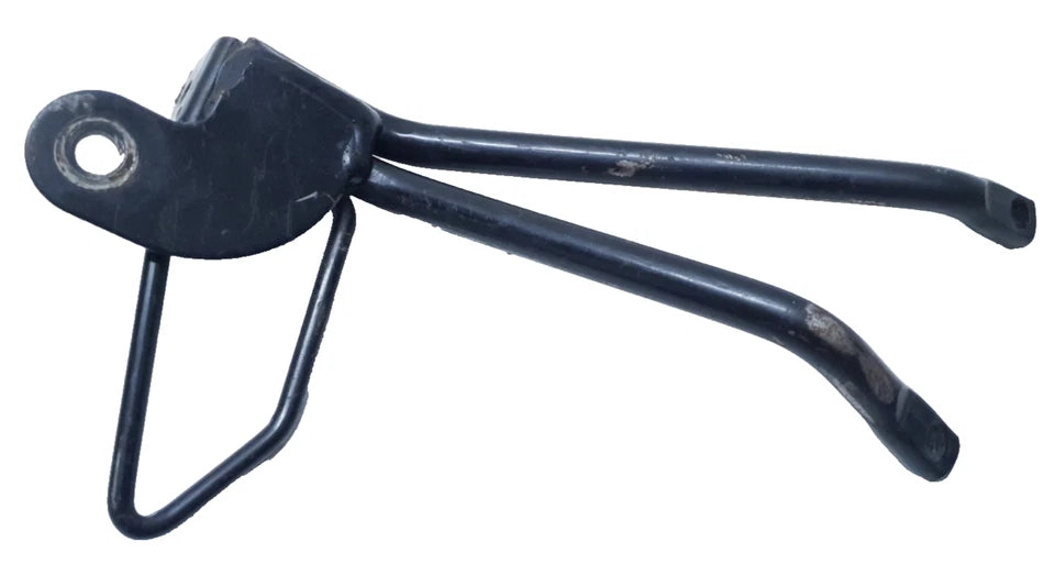 Support de repose-pieds arrière droit Yamaha TZR 50 2008 n°4 Réf : 5WXF742L0000