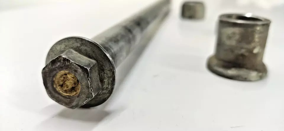 Axe de roue arrière Suzuki 600 DR 1985-1989 Réf : 64711-14A01-000
