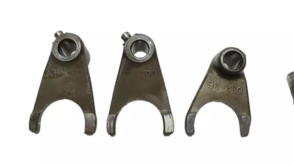 Fourchettes de boite de vitesse Suzuki GN 125 2001 Réf : 25221-08300-000