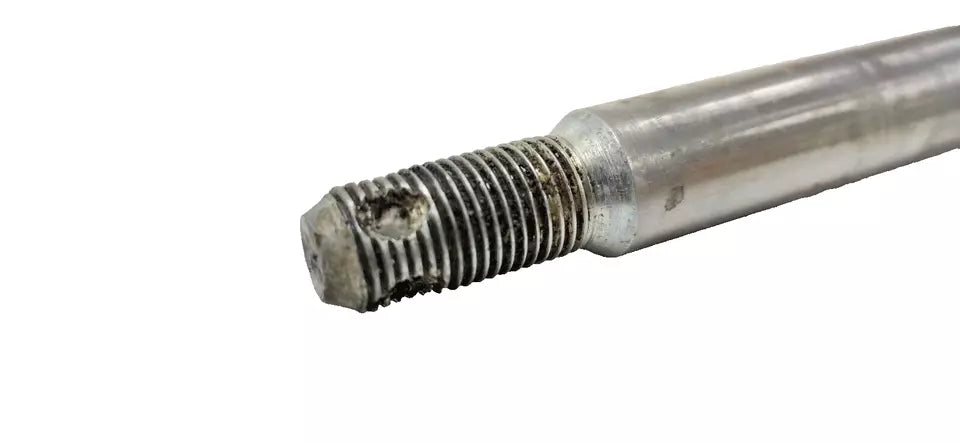Axe de roue avant Suzuki 600 DR 1985-1989 Réf : 54711-14A01-000