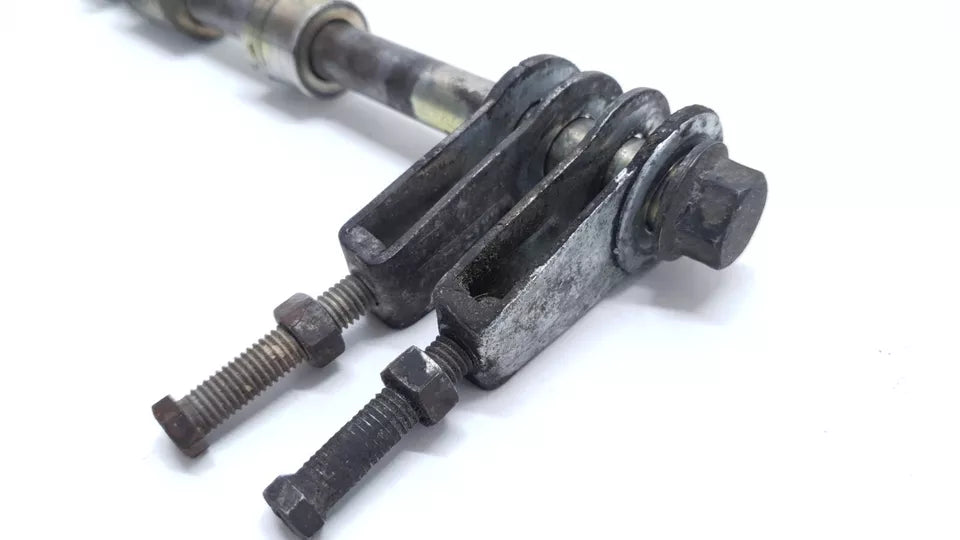 Axe de roue arrière Yamaha YBR 125 2006 n°2 Réf : 5VLF53810100