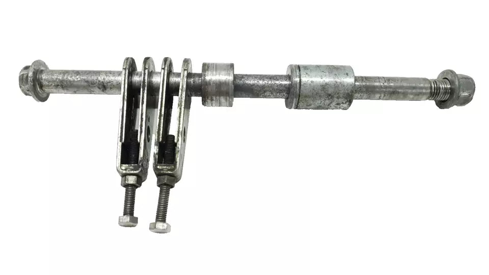 Axe de roue arrière Honda CM 125 Custom 1985 Réf : 42301-KC1-730
