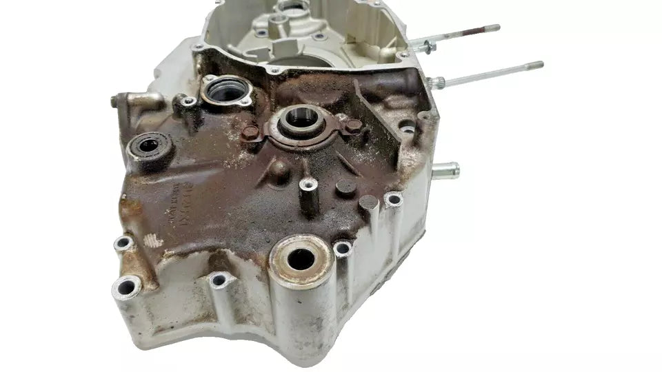 Carter moteur central gauche Suzuki TU-X 125 1999-2001 Réf : 11300-05305-000
