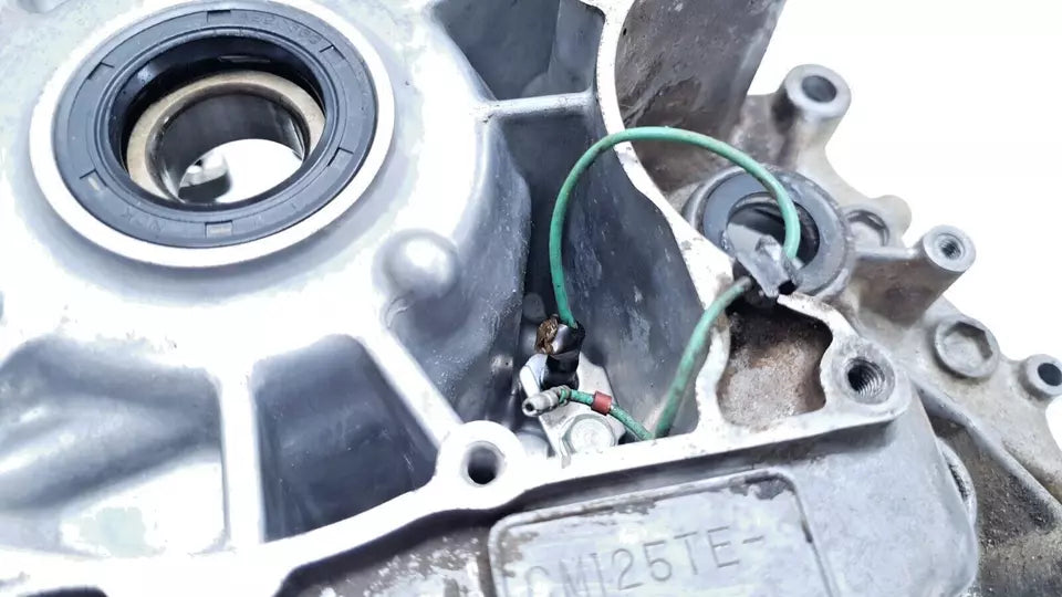 Carter moteur central gauche Honda CM 125 T 1981 Réf : 11200-399-000